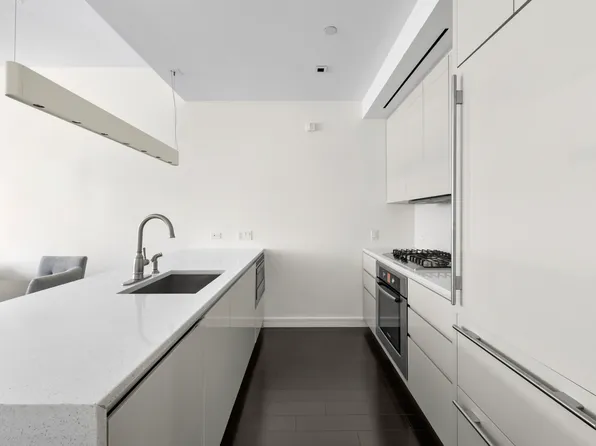 300 East 23rd Street image 3 of 13