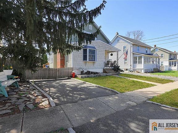 3rd image of 13 Buchman St