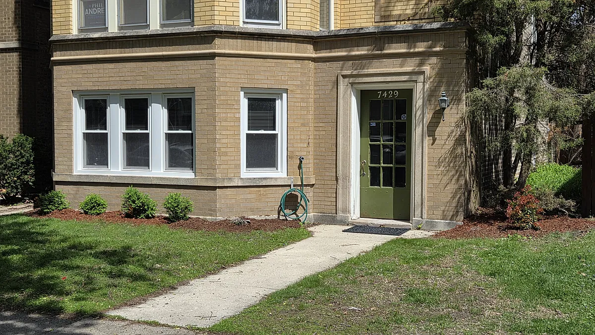 Building Photo - 7429 N Claremont Ave #B