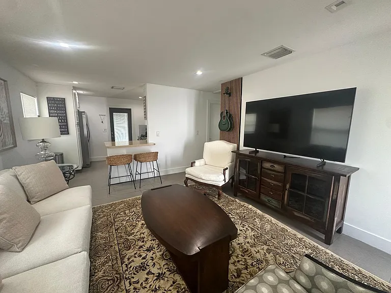 300 Central Dr — Photo 10
