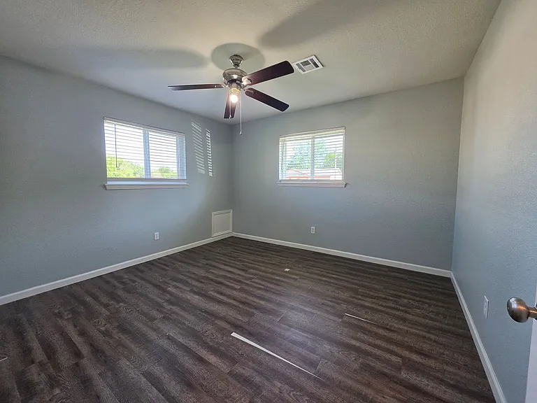 1115 E Parker St — Photo 17