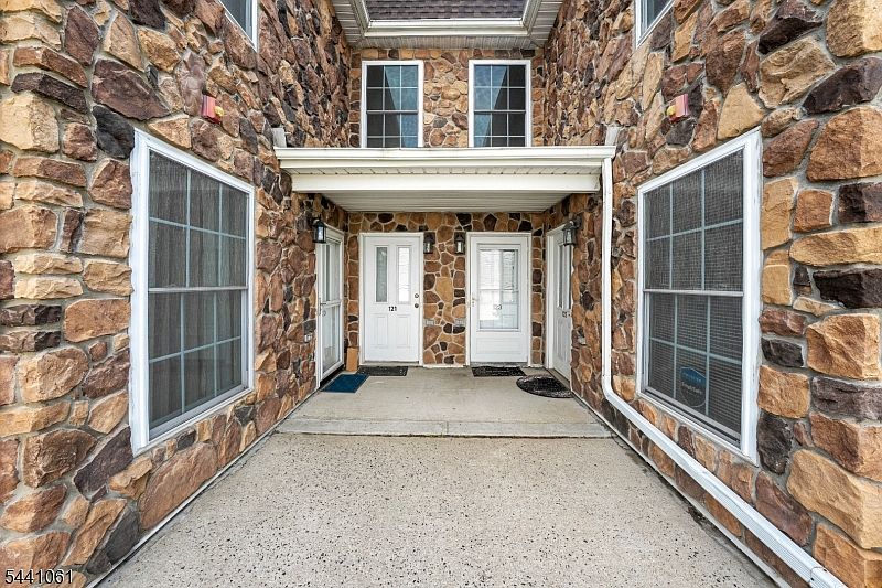 1st image of 123 Chariot Ct