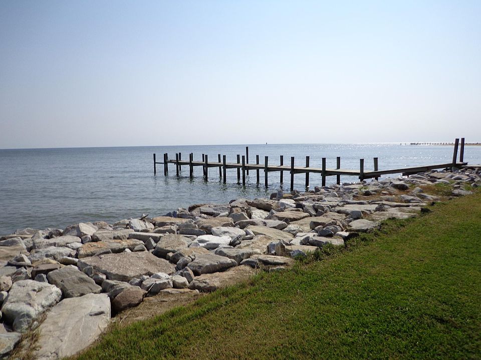 Private pier to enjoy fishing and boating