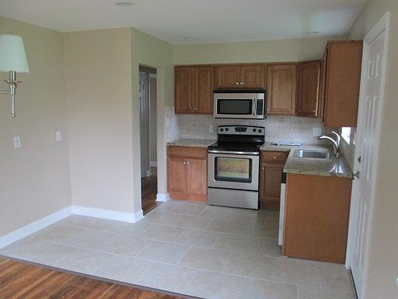 4th image of 753 Stephen Dr W