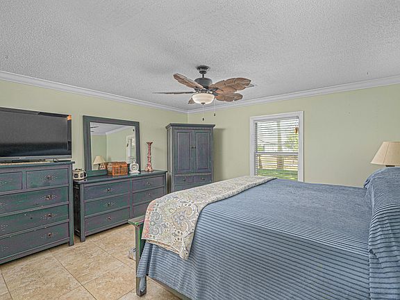 5th image of 1006 SW Canary Ter
