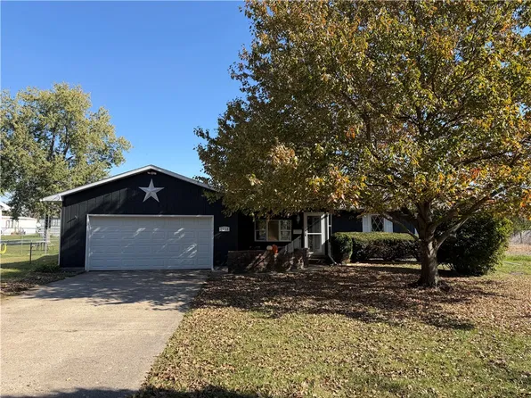 2506 Alpha Dr, Danville, IL 61832
