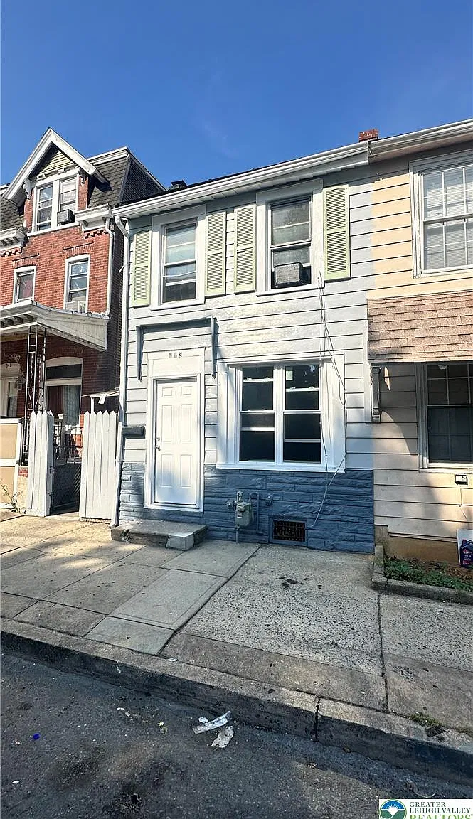 3 bed, 2.0 bath, 1300 sqft, $1,850 — Photo 2