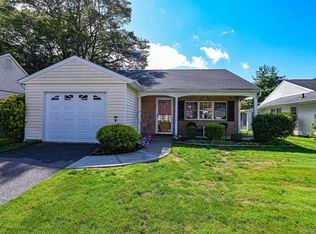 324 Brownfield Dr, Ridge, NY 11961