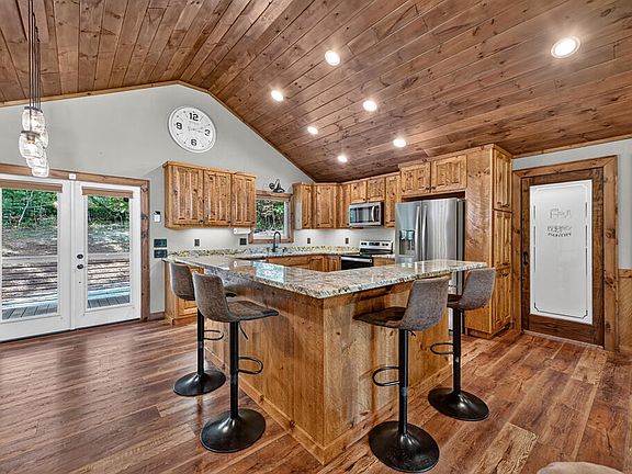 5th image of 185 Pine Ln