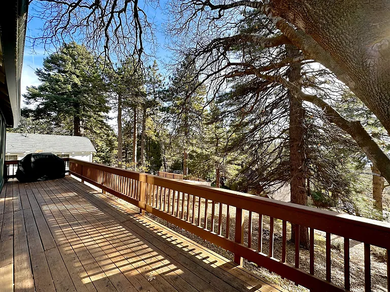 Rear deck, bbq available for use