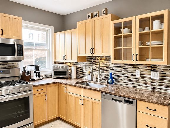 4th image of 72 Bakersfield St #1