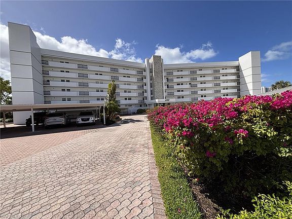 5th image of 300 Park Shore DR #1B