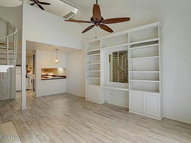 200 Woodgreen Dr — Photo 3