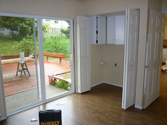 Bonus room with laundry