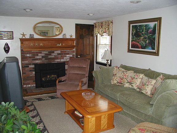 Living Room with gas log fireplace