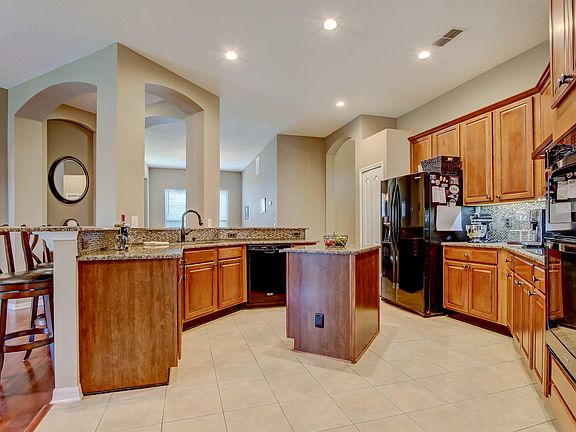 5th image of 204 Brookchase Ln W
