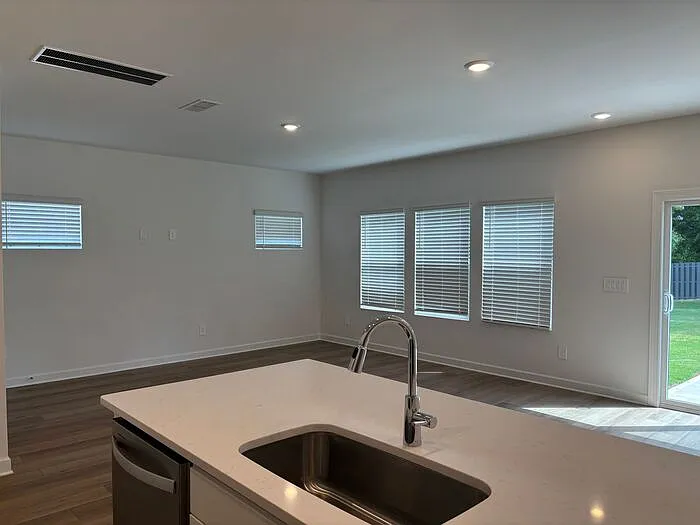 424 Luna Ln — Photo 7