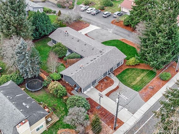 3rd image of 4120 Sunset Dr W