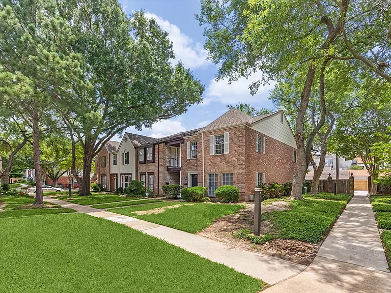 1107 Country Place Dr — Photo 2