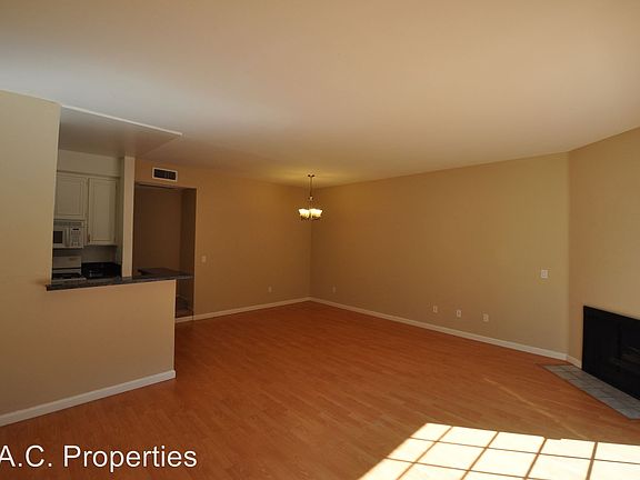 3rd image of 11434 Moorpark St Unit 104