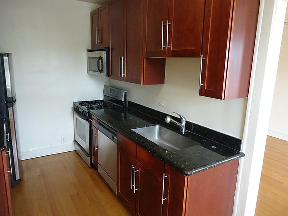 4th image of 5909 N Artesian Ave #3