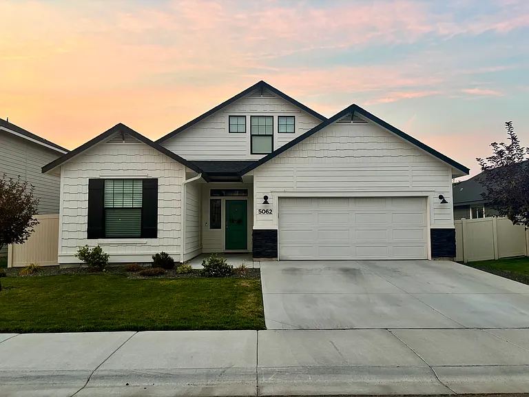 5062 W Avilla Dr — Photo 1