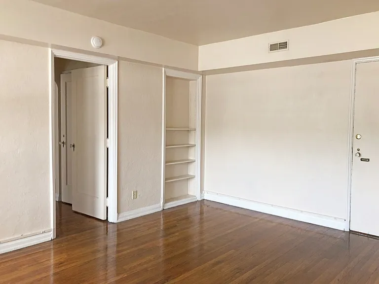 Barrington Apartments — Photo 23