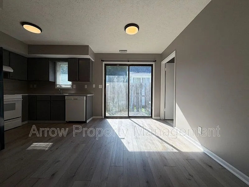 2 bed, 1.0 bath, 936 sqft, $1,350 — Photo 3