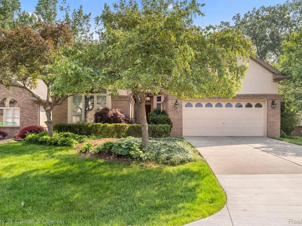 20 Turnberry Ln, Dearborn, MI 48120