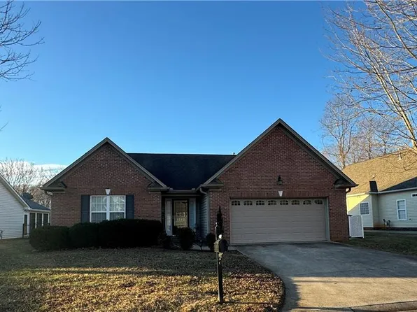 1542 Finwick Dr, Pfafftown, NC 27040