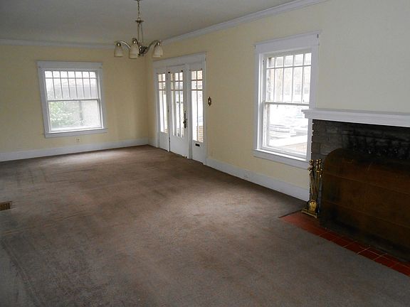 4th image of 1322 Main St