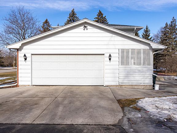 2nd image of 2965 Packerland Dr