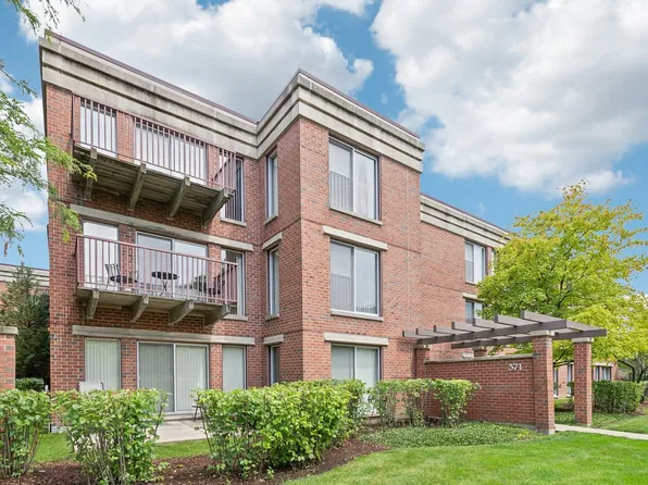 371 Kelburn Rd APT 223, Deerfield, IL 60015