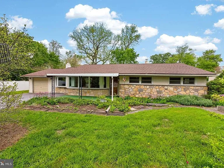 221 Hillside Dr — Photo 1