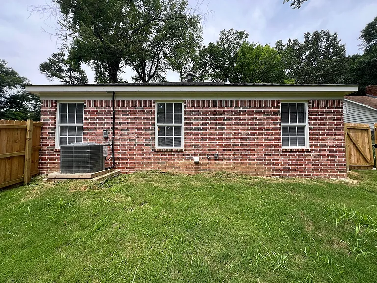 1825 The Oaks Ave — Photo 2