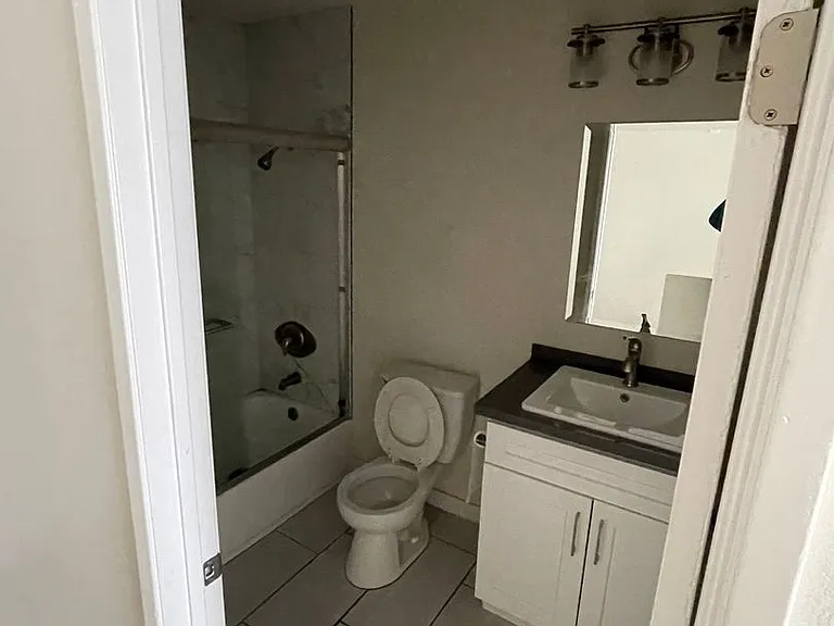Las Palmas Apartments — Photo 5