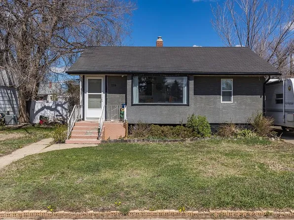 228 S 11th St SW, Medicine Hat, AB T1A 4S4