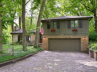935 Ellynwood Dr, Glen Ellyn, IL 60137