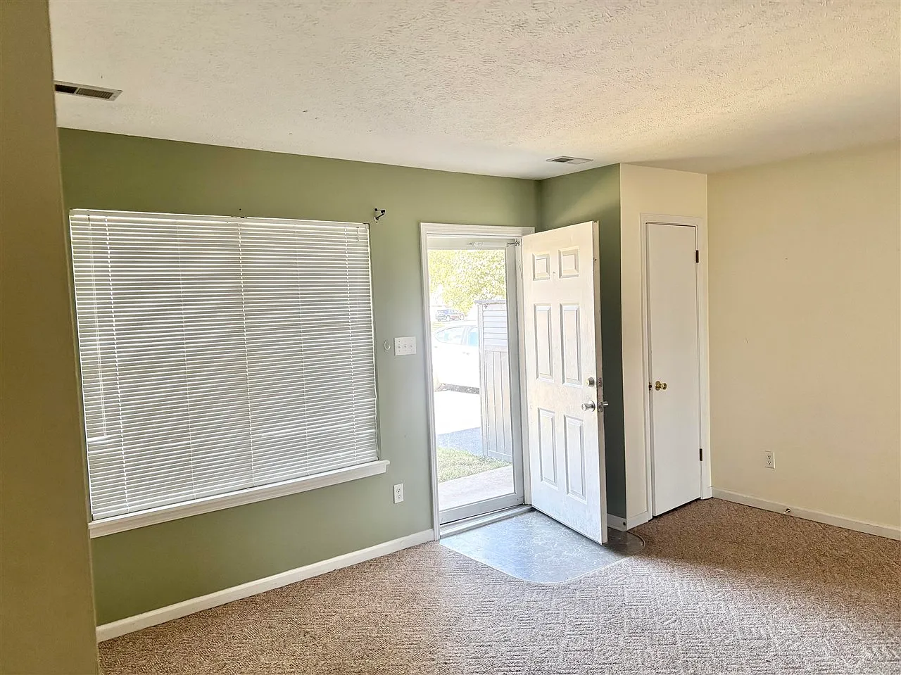 3 bed, 1000 sqft, $1,200 — Photo 2