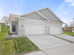 31 Keeneland Ct, Pleasant Hill, IA 50327