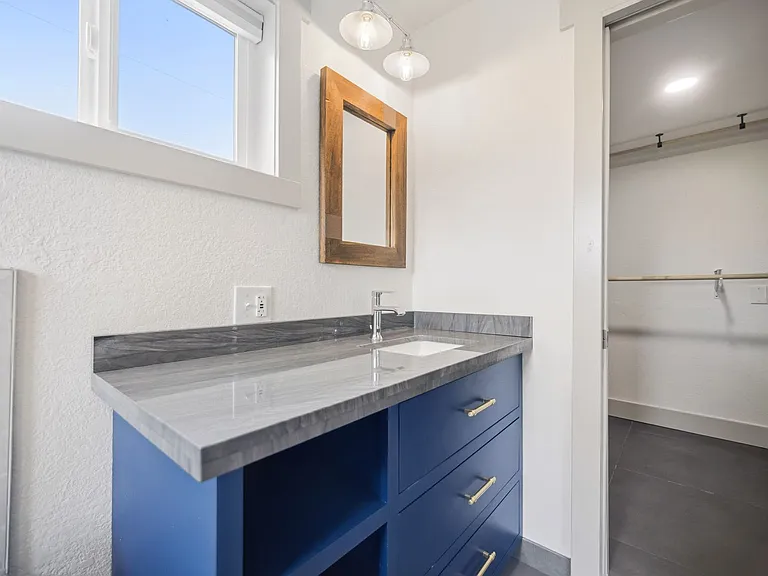 5703 N Regal St — Photo 36