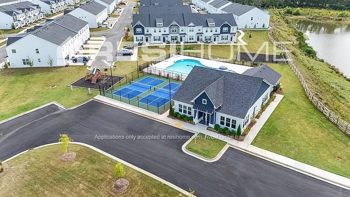 3 bed, 2.5 bath, 1685 sqft, $1,949 — Photo 2