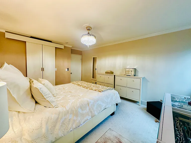 8400 De Longpre Ave #0 — Photo 12