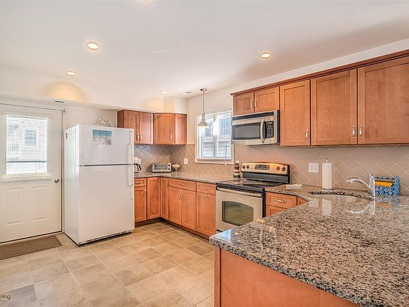 4th image of 3324 Central Ave #2