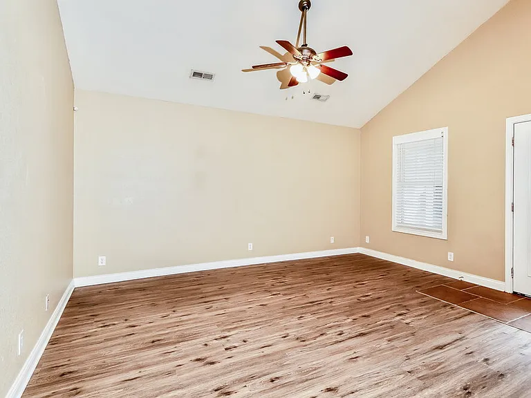 1044 Avondale Ct — Photo 5