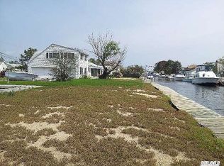 24 Hayes Rd, Amity Harbor, NY 11701