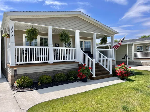 52529 Pineview Cir, New Baltimore, MI 48051