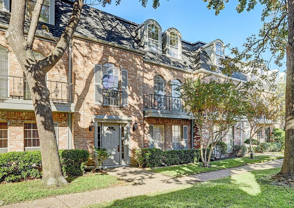 Welcome to the sought after Post Oak Lane T/H Community. This community is well maintained and features mature landscaping. This unit overlooks a lovely courtyard and is minutes from one of the two pools on the property.
