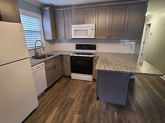 3rd image of 105 SE 6th St
