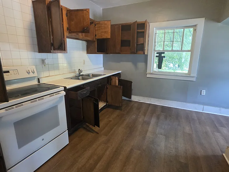 1303 E Hickory St — Photo 2